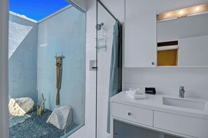 Shower, hair dryer, towels, soap - PS ART House in Twin Palms (Palm Springs)