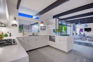 Kylskåp, mikrovågsugn, ugn och spishäll