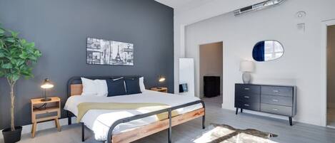 2 bedrooms, desk, iron/ironing board, WiFi