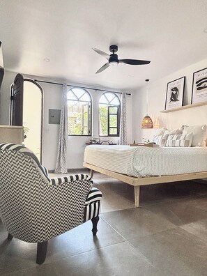 A bedroom with a bed, a chair, a ceiling fan, and two windows. - New Studio Maguey- Cozy studio in enjoyable Loreto with AC, WiFi in downtown (Loreto)