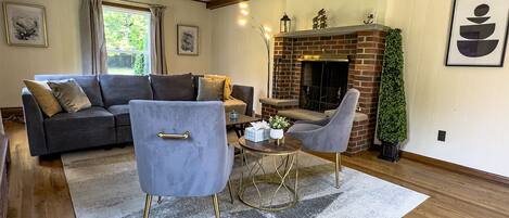 TV connectée, cheminée, table de tennis de table