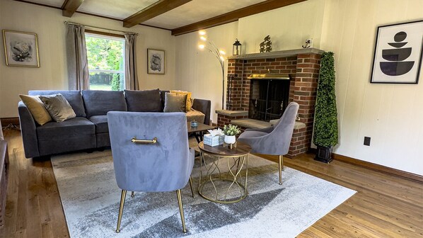 Smart TV, fireplace, ping pong - Elegant 4BR Princeton Escape • Game Rm • Big Yard (Princeton)