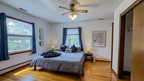 4 habitaciones, escritorio y tabla de planchar con plancha 