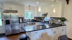 Refrigerador, microondas, horno, placa de cocina