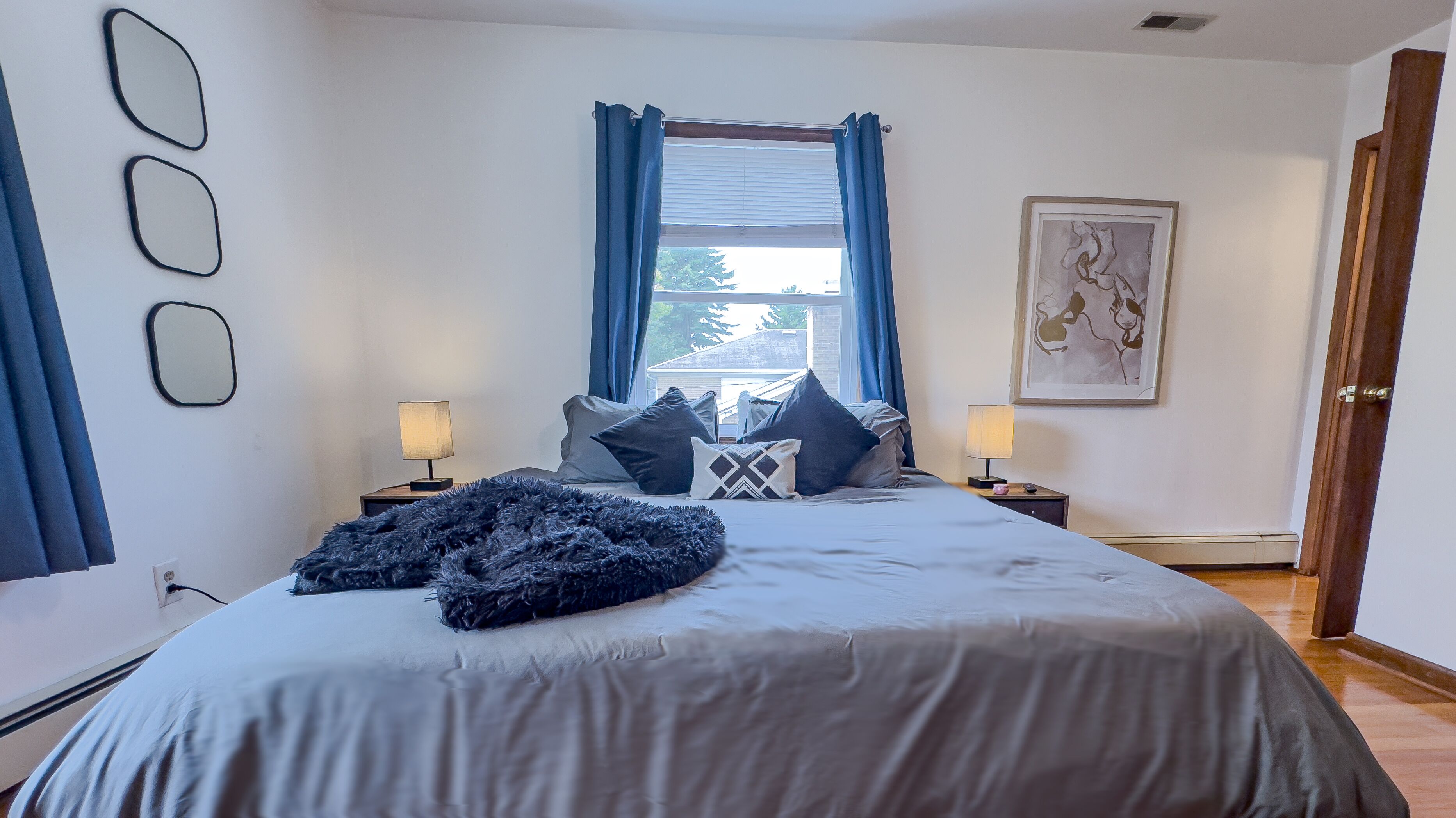 4 slaapkamers, een bureau, een strijkplank/strijkijzer, reisbedje