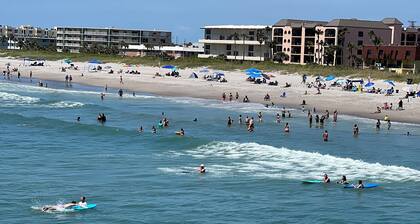 Coastal 3 Bedroom, heated pool, walk to the beach and restaurants
