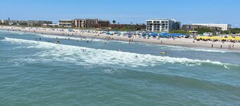 Coastal 3 Bedroom, heated pool, walk to the beach and restaurants