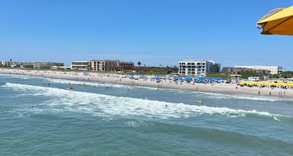 Coastal 3 Bedroom, heated pool, walk to the beach and restaurants