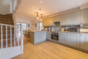 Microwave, dishwasher, highchair - Blossom Cottage, Brancaster, Norfolk (Brancaster)