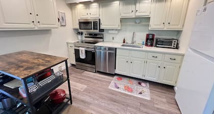 Cozy Bromley Retreat