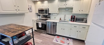 Cozy Bromley Retreat