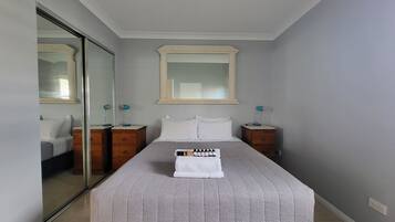 1 habitación, tabla de planchar con plancha, wifi gratis y ropa de cama