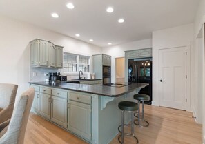 Micro-ondes, four, plaque de cuisson, lave-vaisselle