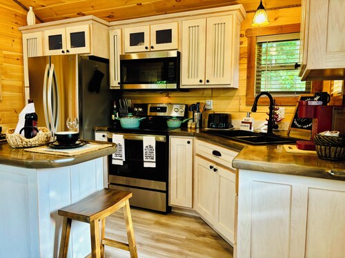 Falcons Nest cabin with AC and WiFi in enchanting Calhoun TN
