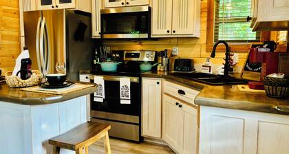 Falcons Nest cabin with AC and WiFi in enchanting Calhoun TN