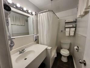 Sèche-cheveux, serviettes fournies, savon, shampoing