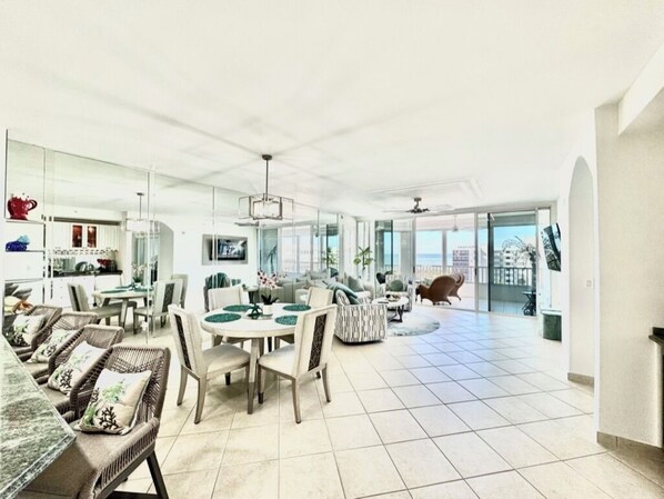 Dining - Penthouse, Sunset Views & Walk to the beach @ Naples FL Gulf Breeze (Naples)