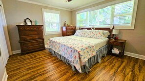 3 bedrooms, travel cot, free WiFi, bed sheets - Cozy Tidal Creek Retreat- 3 Bedrooms with Bunk Beds (Savannah)