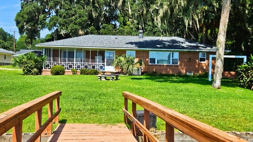 Cozy Tidal Creek Retreat- 3 Bedrooms with Bunk Beds