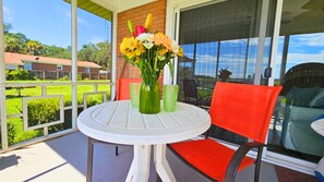 Outdoor dining - Cozy Tidal Creek Retreat- 3 Bedrooms with Bunk Beds (Savannah)
