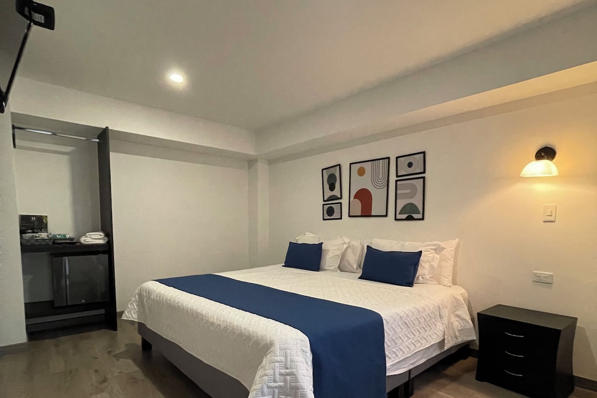 Neljän hengen huone | Kannettavalle tietokoneelle sopiva työtila, ilmainen Wi-Fi