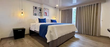 Espacio para trabajar con laptop, wifi gratis y ropa de cama
