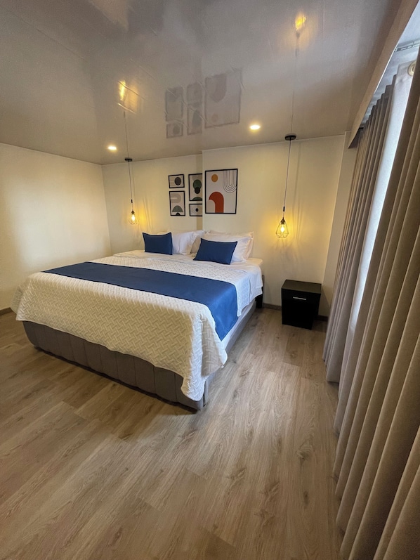 Habitación cuádruple junior | Espacio para trabajar con un portátil, wifi gratis, ropa de cama
