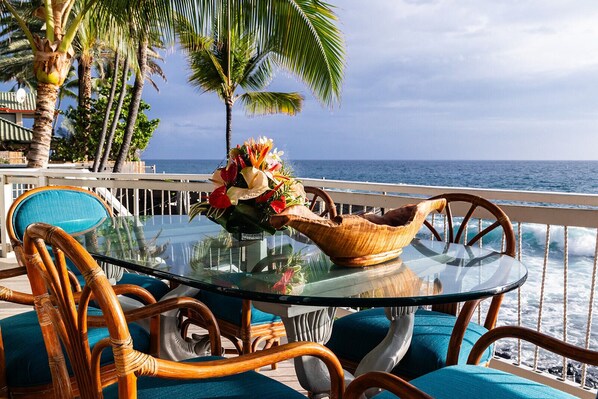 Outdoor dining - Private Oceanfront Home, Sleeps 10, fire pit, minutes to Kailua, backyard beach (Kailua-Kona)