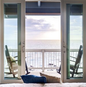 2 habitaciones, escritorio y tabla de planchar con plancha 