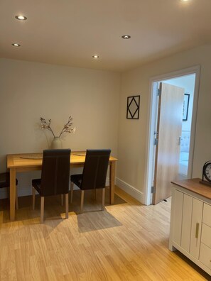 Dining - Grand, Stylish 3 bed Apartment in Liverpool near Anfield stadium! (Liverpool)