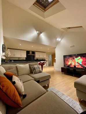Smart TV - Grand, Stylish 3 bed Apartment in Liverpool near Anfield stadium! (Liverpool)