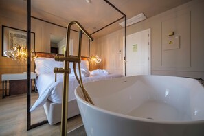 Suite | Minibar, caja de seguridad en la habitación y decoración personalizada 
