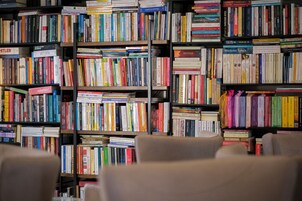 Una biblioteca con múltiples estanterías llenas de libros.