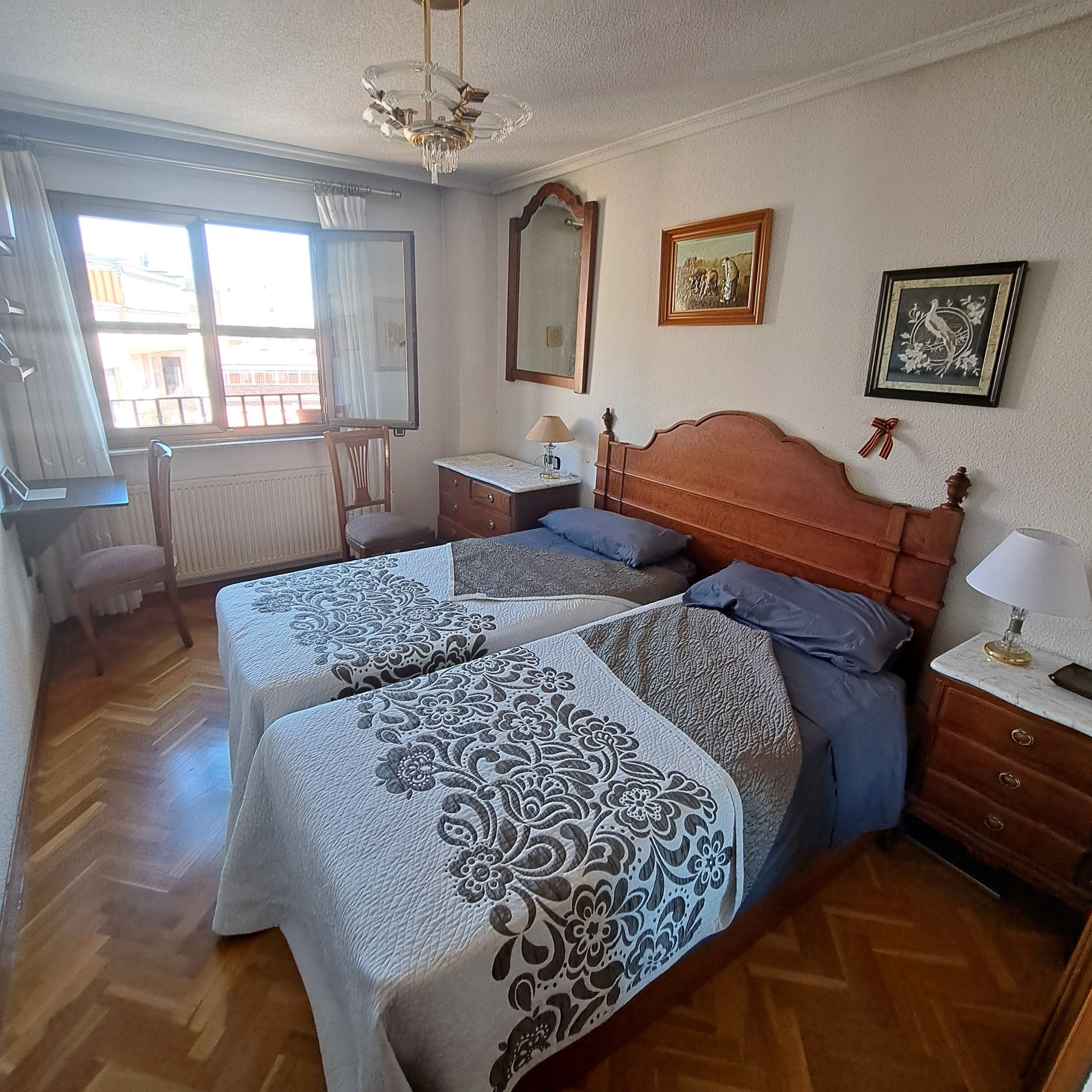 3 chambres, fer et planche à repasser, Wi-Fi, draps fournis