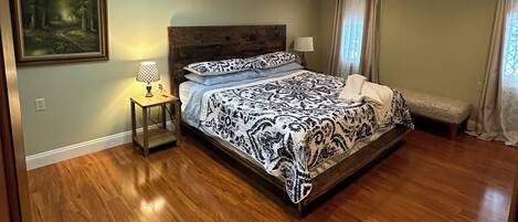 3 habitaciones, tabla de planchar con plancha, wifi y ropa de cama