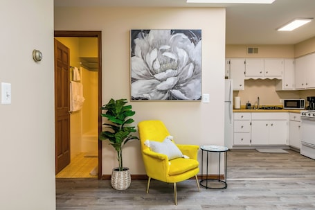 Innenbereich. Stunning & Stylish Downtown Studio - Highland Park