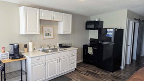 Jääkaappi, mikroaaltouuni, uuni, liesi