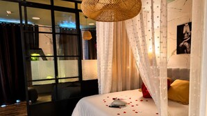 A bedroom with a bed, a mirror, a window, and a decorative ceiling light. - Secret Love Room Perpignan Full Équipé et Parking Privée (Perpignan)
