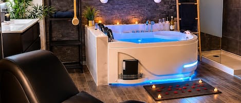 Jetted bath, eco-friendly toiletries, hair dryer, towels