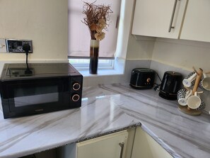 Fridge, microwave, oven, stovetop - Family home close to cadbury World, ROH, shops, shopping centres and pub (Birmingham)