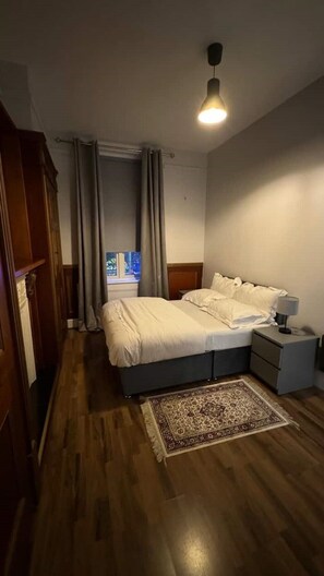 2 bedrooms, desk, iron/ironing board, travel crib