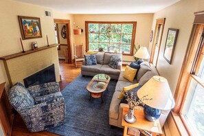 Smart TV, printers - Charming, sunny 4-bedroom home with wooded yard in family-friendly Newton (Newton)