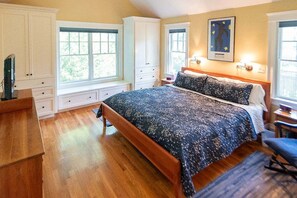 4 bedrooms, desk, iron/ironing board, free WiFi