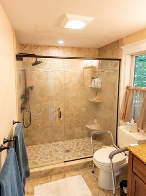 Dusch, hårtork, handdukar och tvål