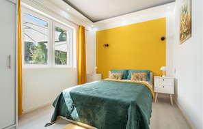 3 habitaciones, tabla de planchar con plancha y cuna de viaje