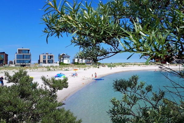 PÄ stranden och vattenskidÄkning