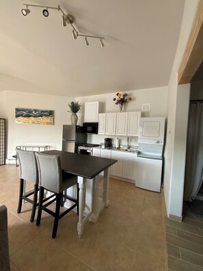 Køleskab, mikrobølgeovn, ovn, kogeplade