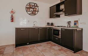 Coffee/tea maker, fridge, microwave, stovetop