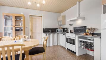 Køleskab, kogeplade, opvaskemaskine, kaffe-/temaskine