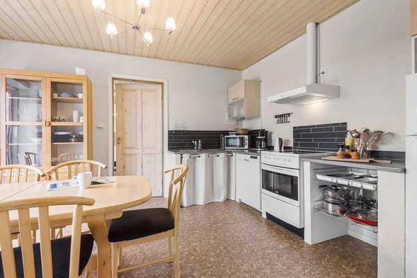 Refrigerador, parrilla de estufa, lavavajillas y cafetera y tetera